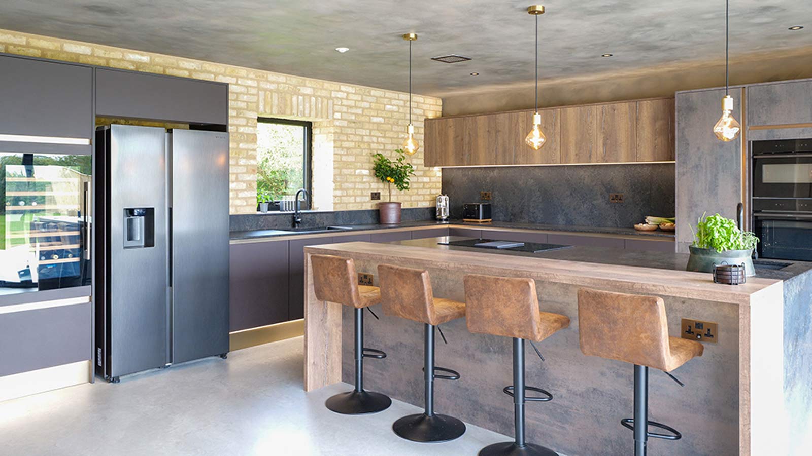 Grand designs kitchen with handleless kitchen style