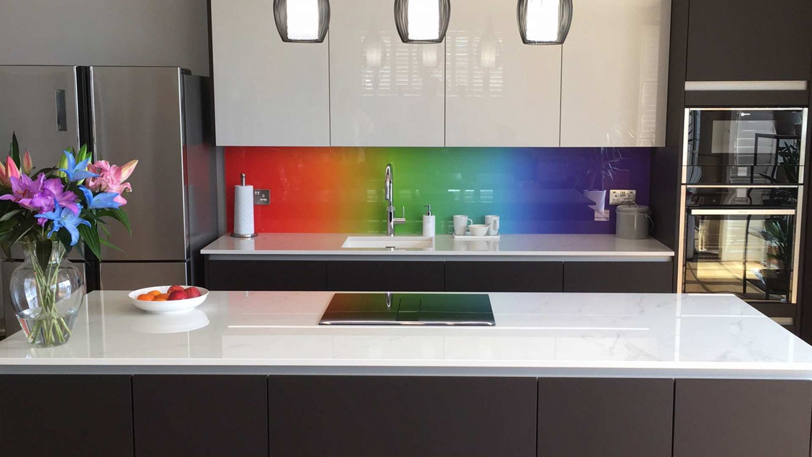 A dopamine décor UK kitchen that shows a colour drenching interior splashback