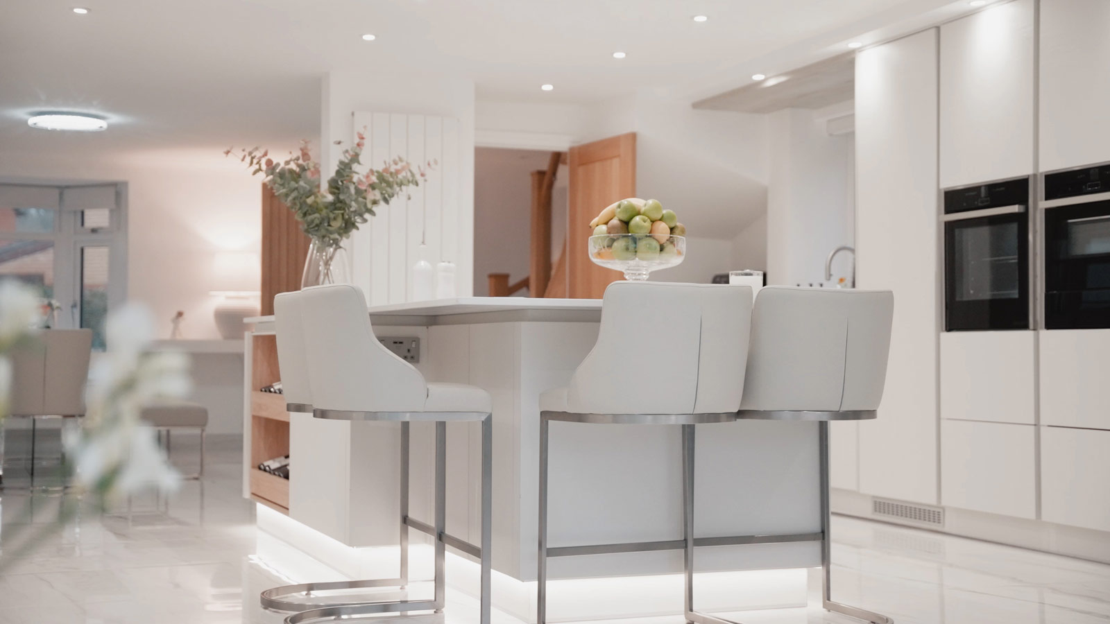 A light grey handleless kitchen with ultra-modern kitchen furniture