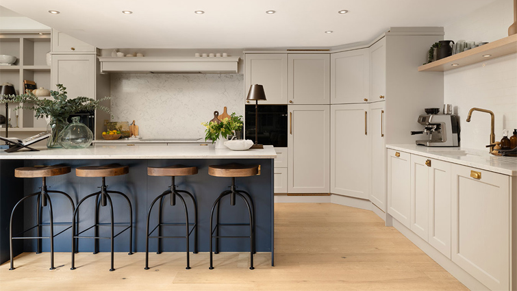 A Mediterranean kitchen with traditional, blue kitchen cabinets