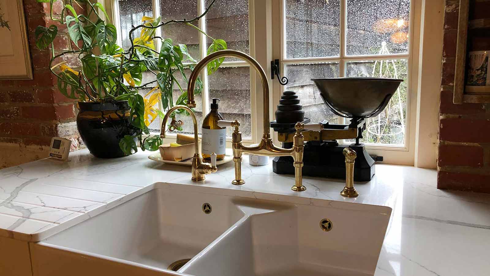 A Belfast kitchen sink are exhibiting Nancy Meyers décor