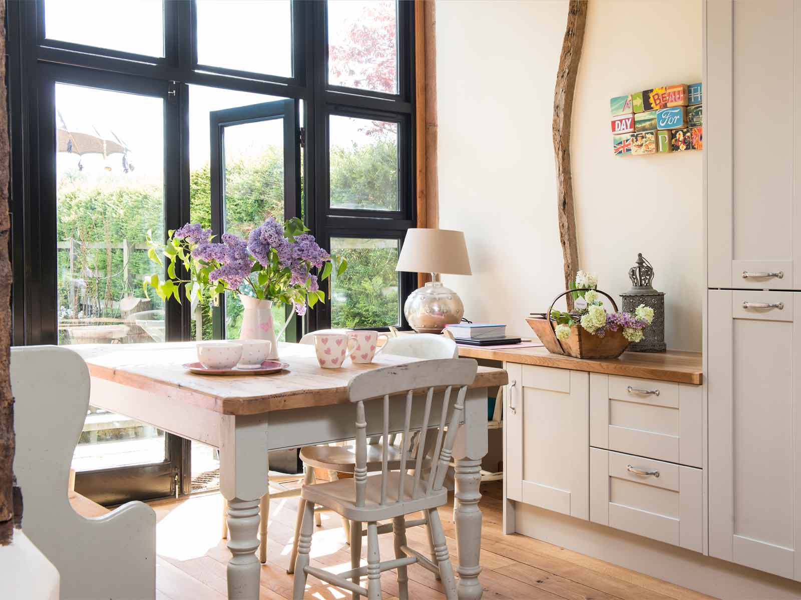 A Nancy-Meyers-style kitchen with oven gloves in a transformational style